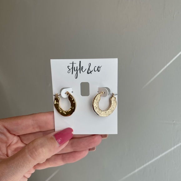 Small Gold Hammered Hoop Earrings 0.87" - Picture 3 of 3